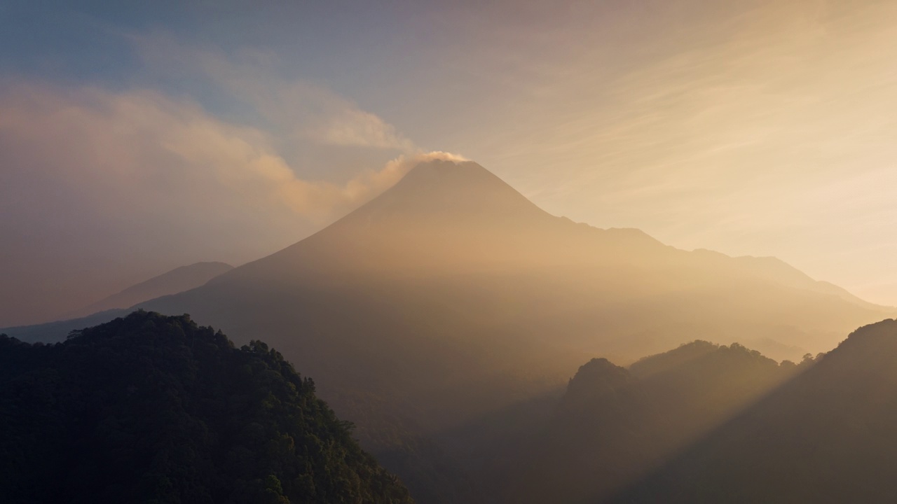 印度尼西亚爪哇，日出时的默拉皮活火山视频素材