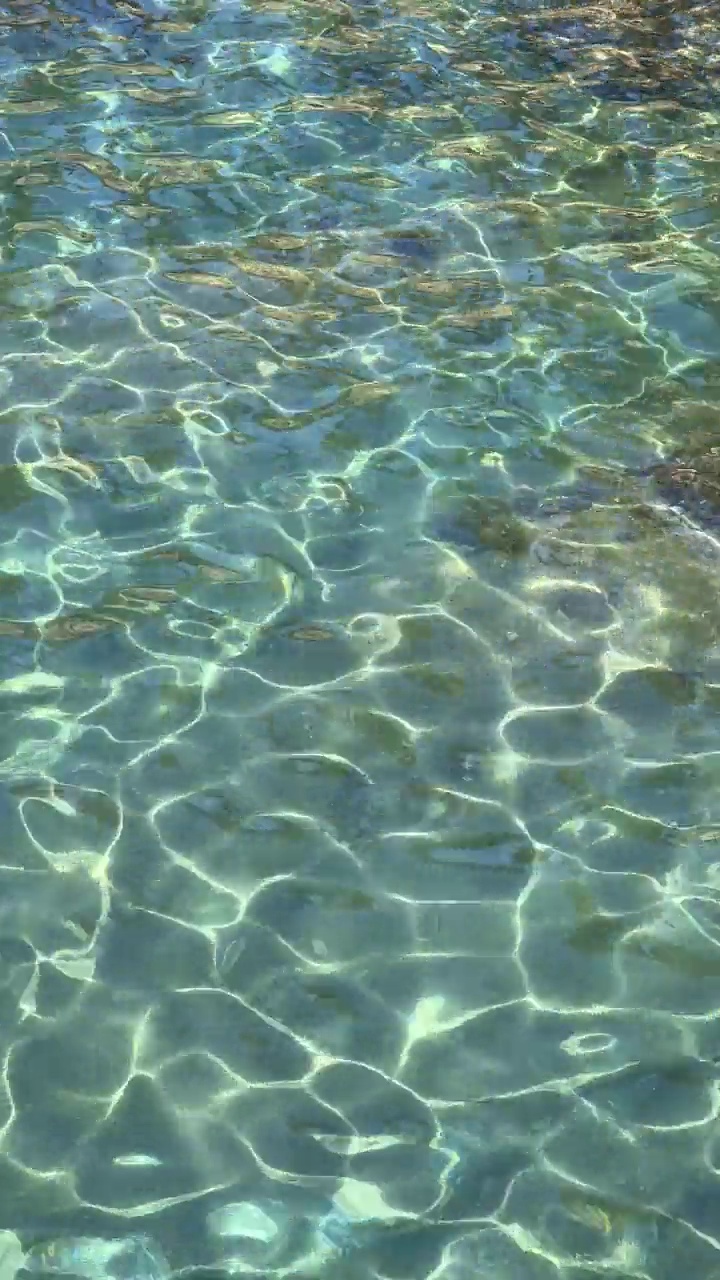 海水碧蓝碧绿，海景优美，垂直视频。视频素材