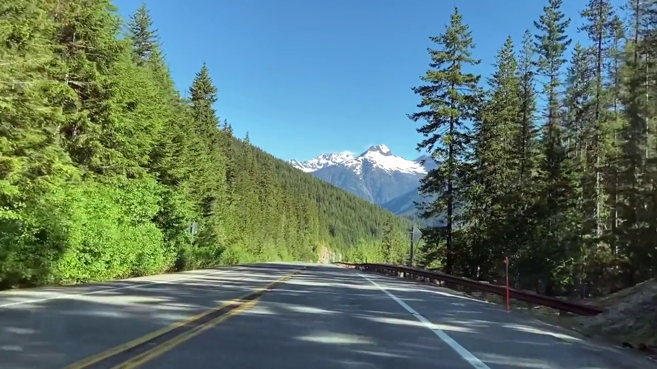 沿着北喀斯喀特风景公路行驶，欣赏美丽的山景视频素材