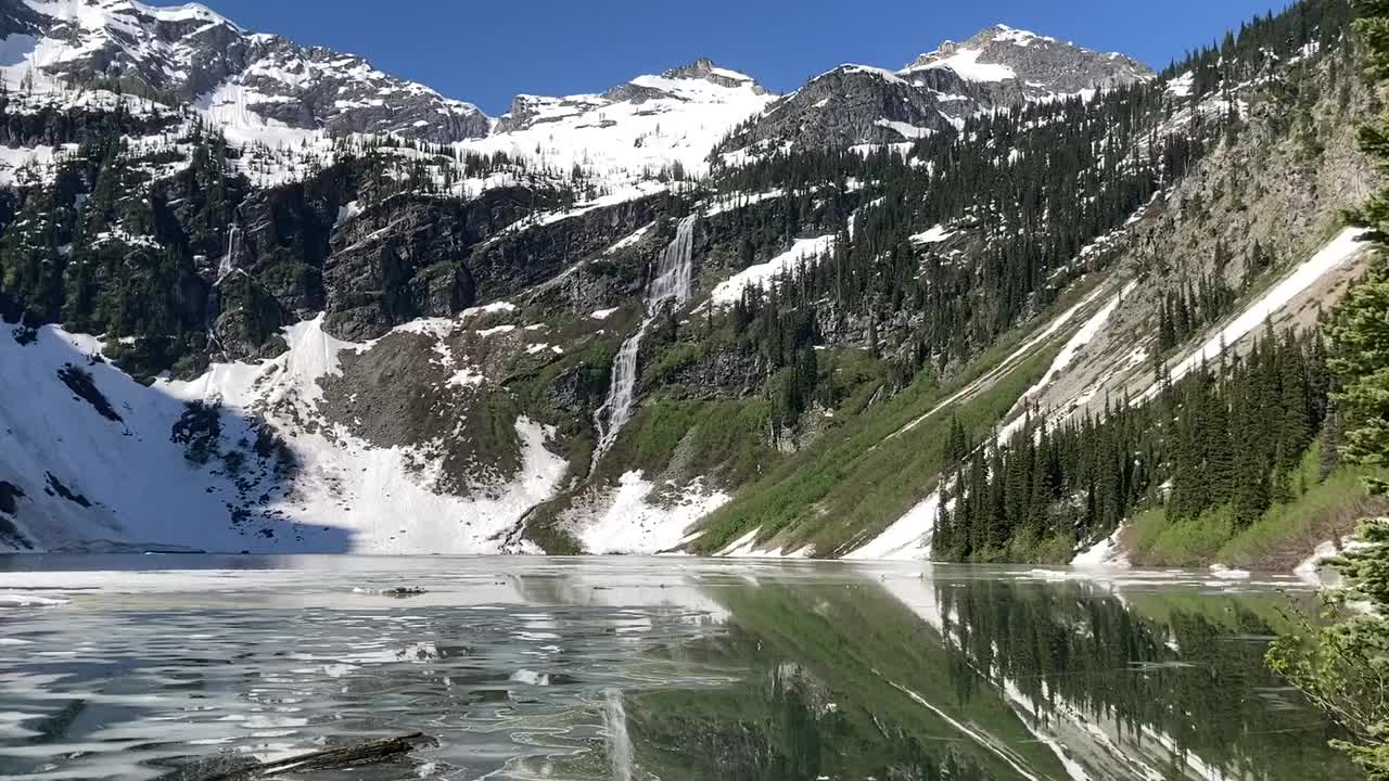 在北卡斯卡德斯国家公园的雨湖令人惊叹的高山景色视频素材