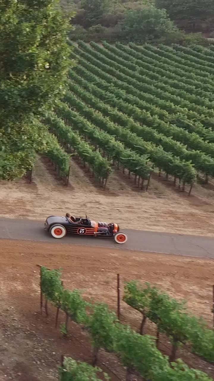 空中定制Hotrod老式汽车在乡村道路视频素材