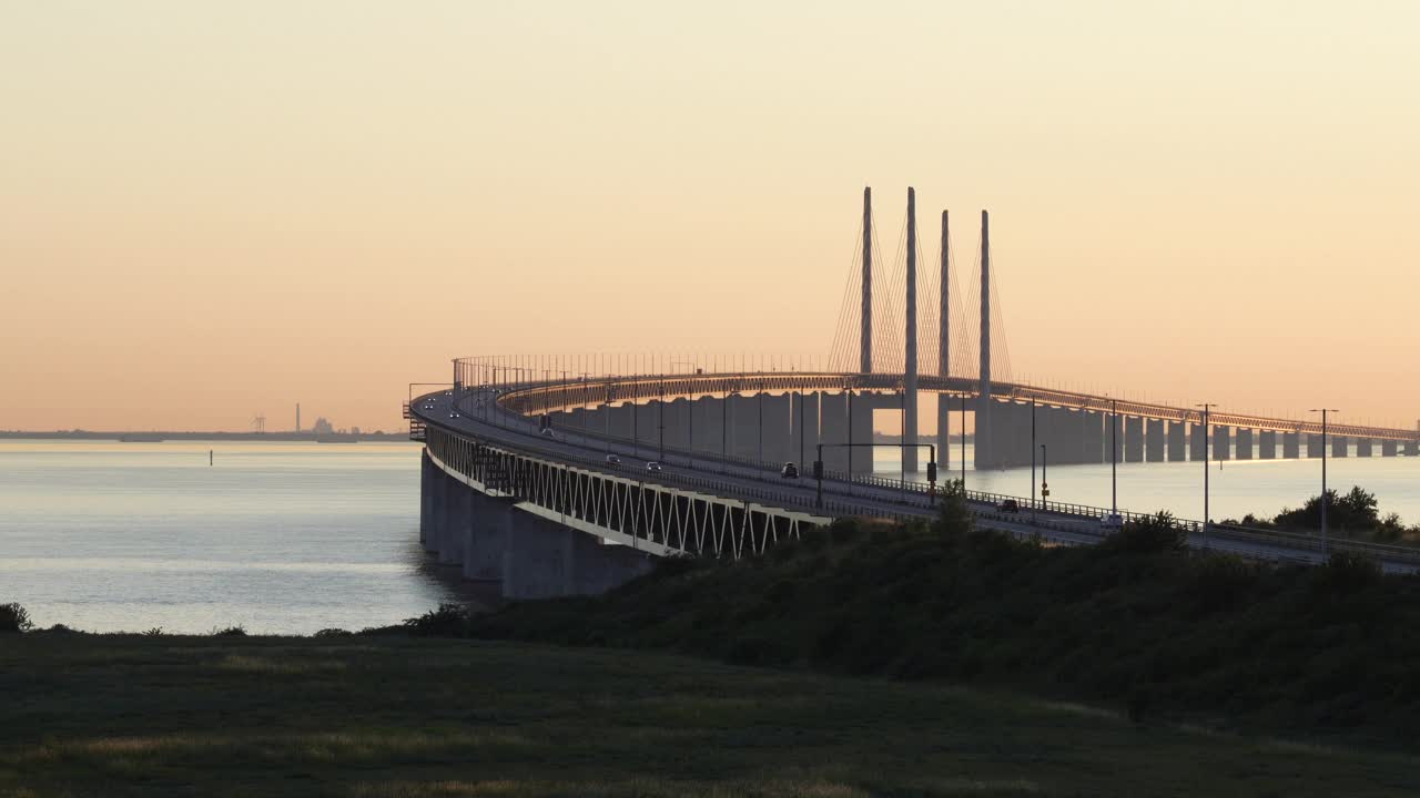 厄勒海峡大桥是一座连接瑞典和丹麦(马尔默和哥本哈根)的高速公路和铁路桥。视频下载