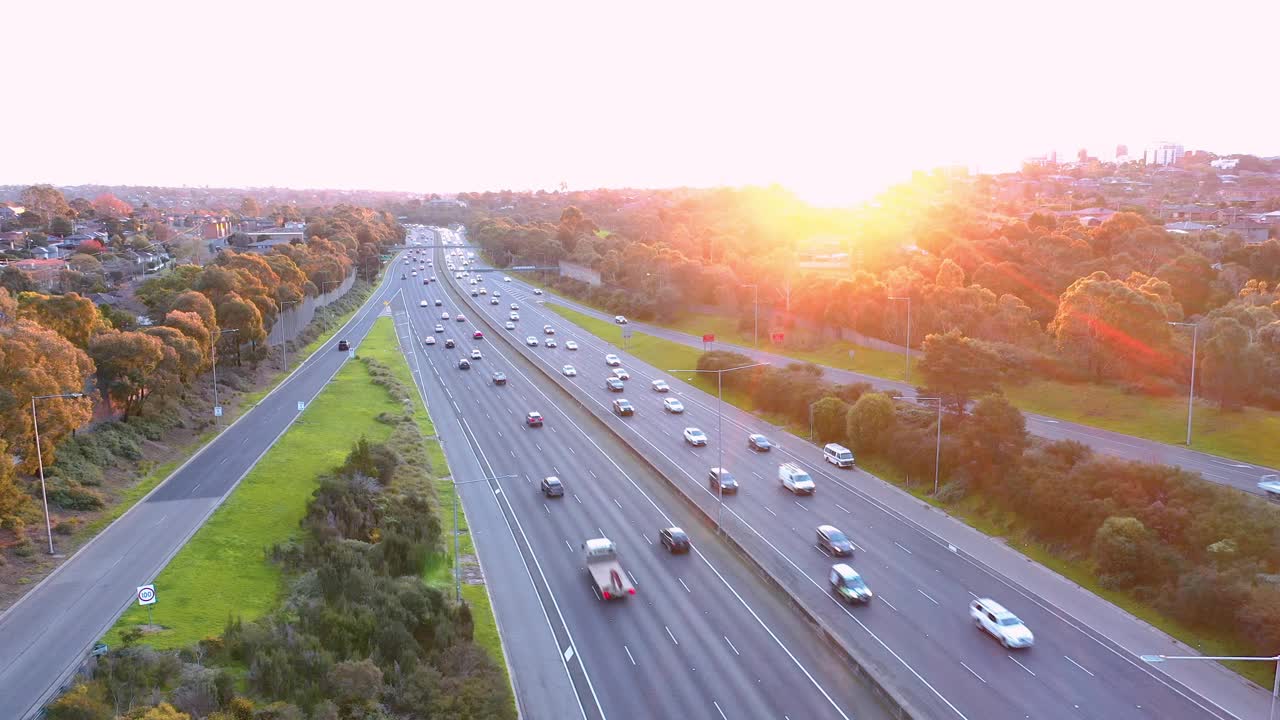 日落时分拥挤的高速公路视频素材