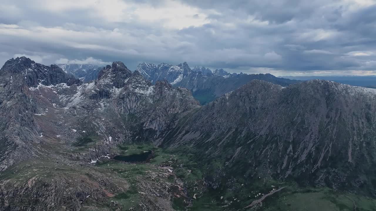 川藏线上的昆仑山景观视频素材