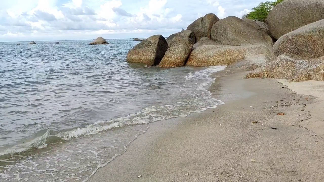 海洋柔和的波浪，开场视频的背景。视频下载