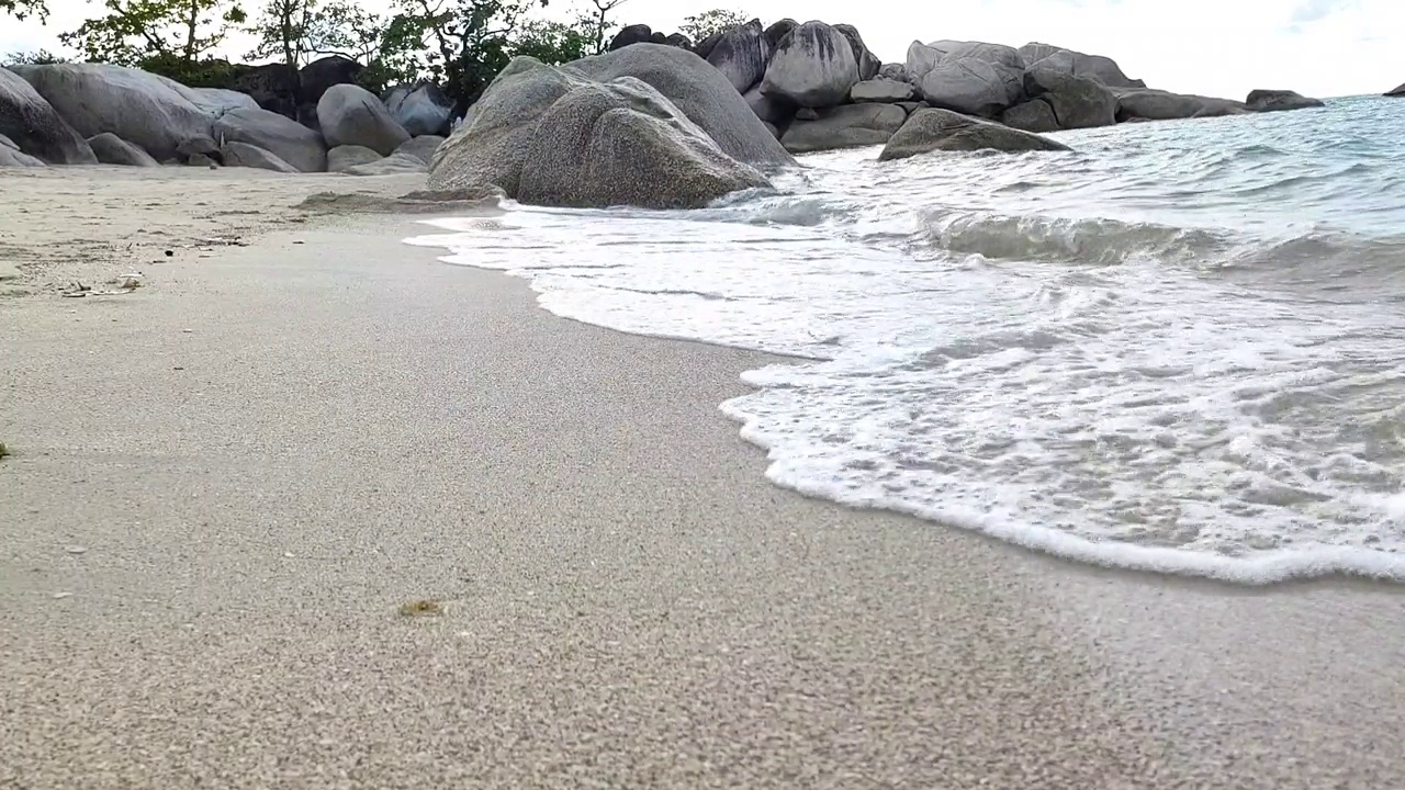 海洋柔和的波浪，开场视频的背景。视频素材