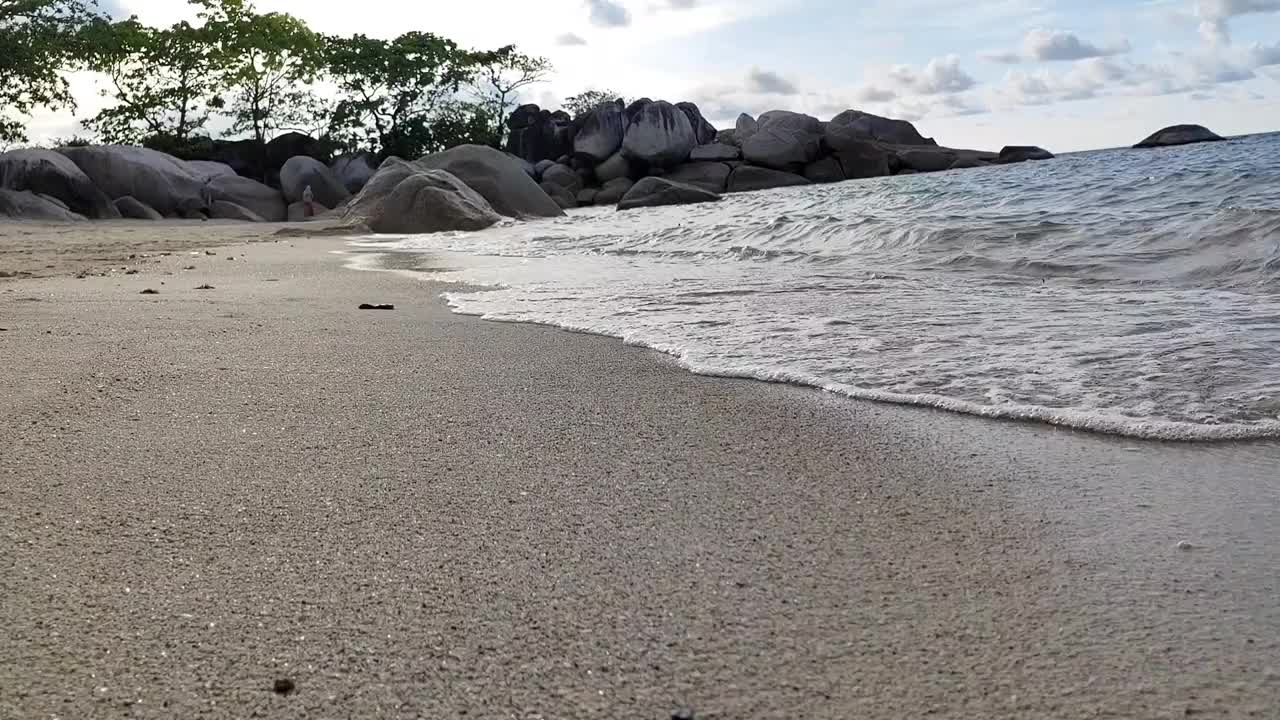 海洋柔和的波浪，开场视频的背景。视频下载