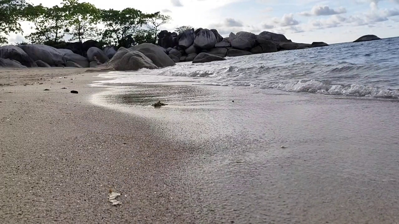 海洋柔和的波浪，开场视频的背景。视频下载