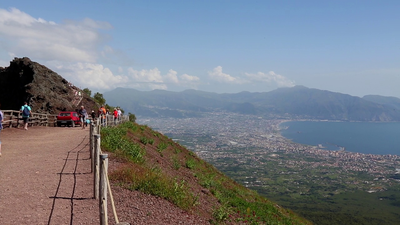 意大利，维苏威火山-从山上俯瞰那不勒斯湾视频素材