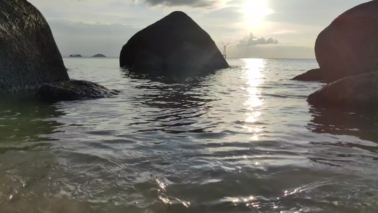 海洋柔和的波浪，开场视频的背景。视频素材