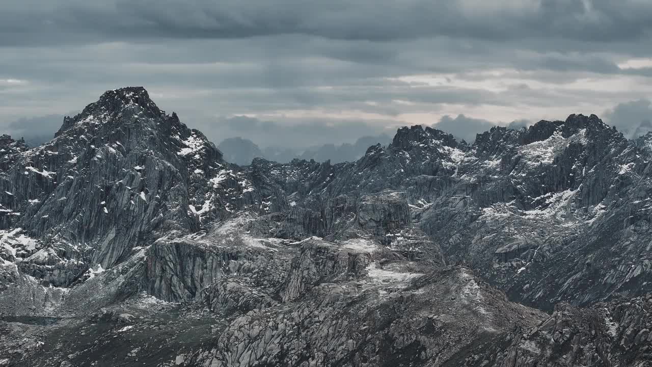 川藏线上的昆仑山景观视频素材