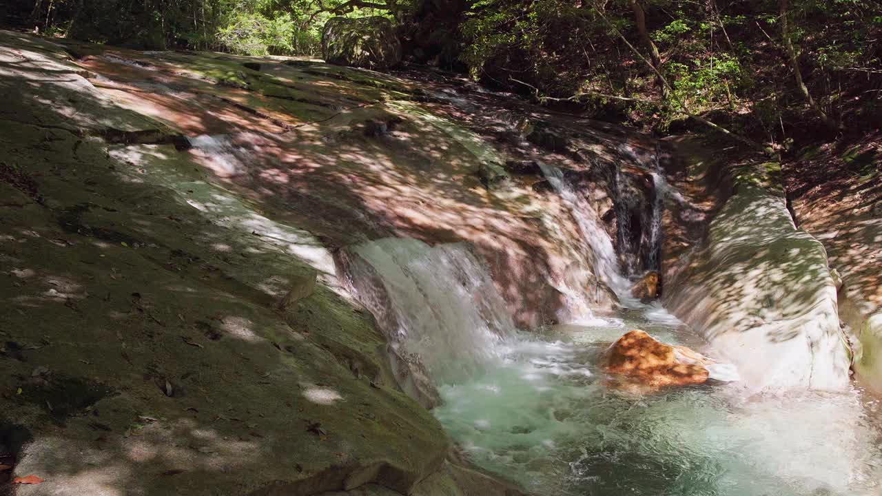 水流过峡谷视频素材