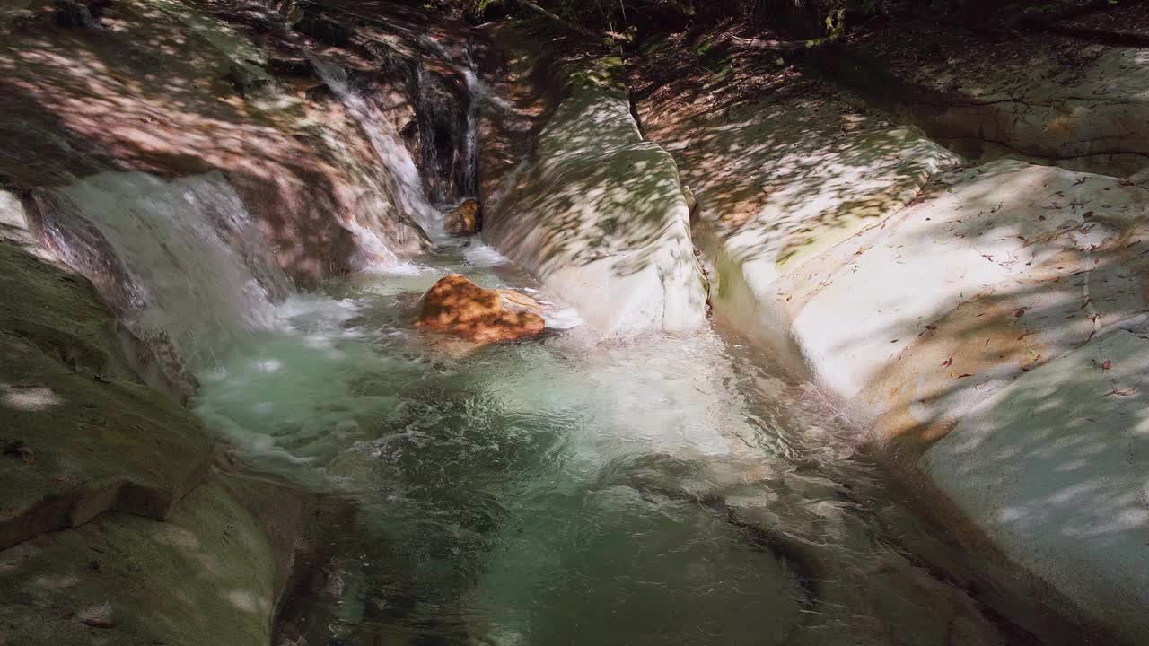 水流过峡谷视频素材