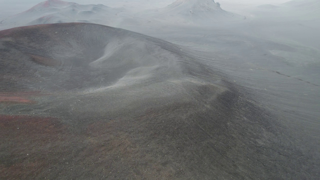 鸟瞰冰岛南部Hnausapollur的火山口火山。视频素材