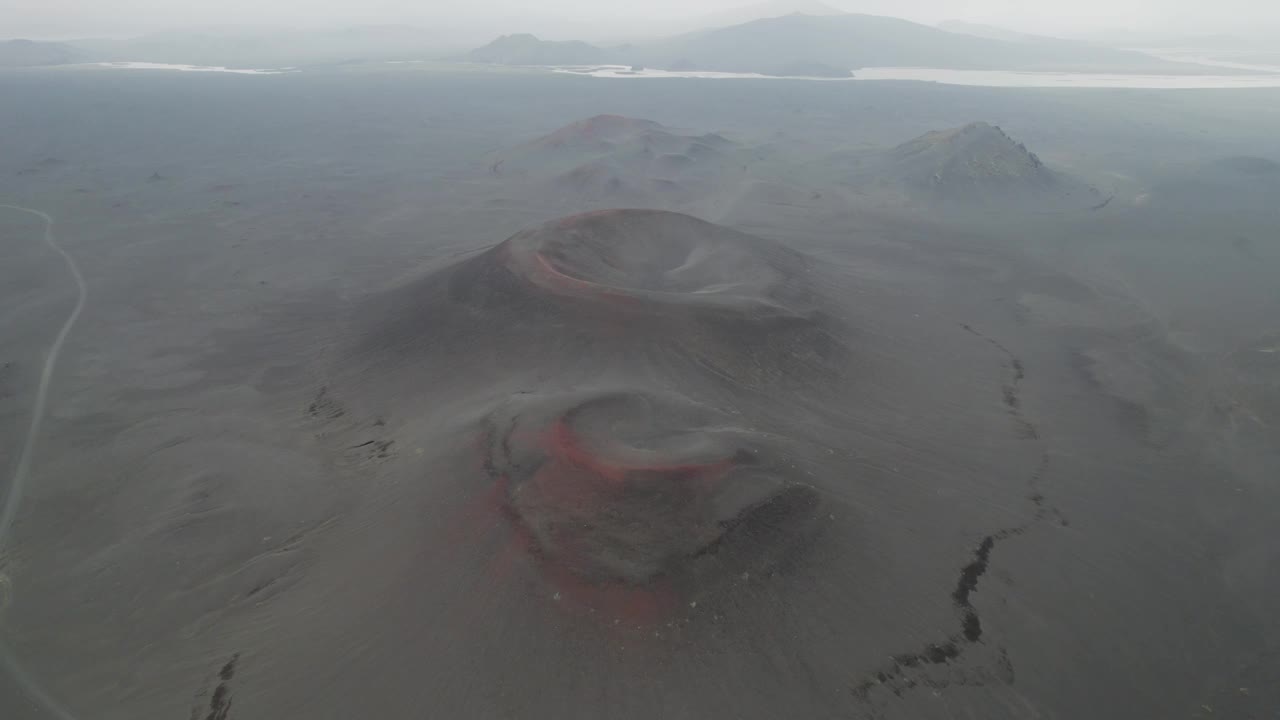 鸟瞰冰岛南部Hnausapollur的火山口火山。视频素材