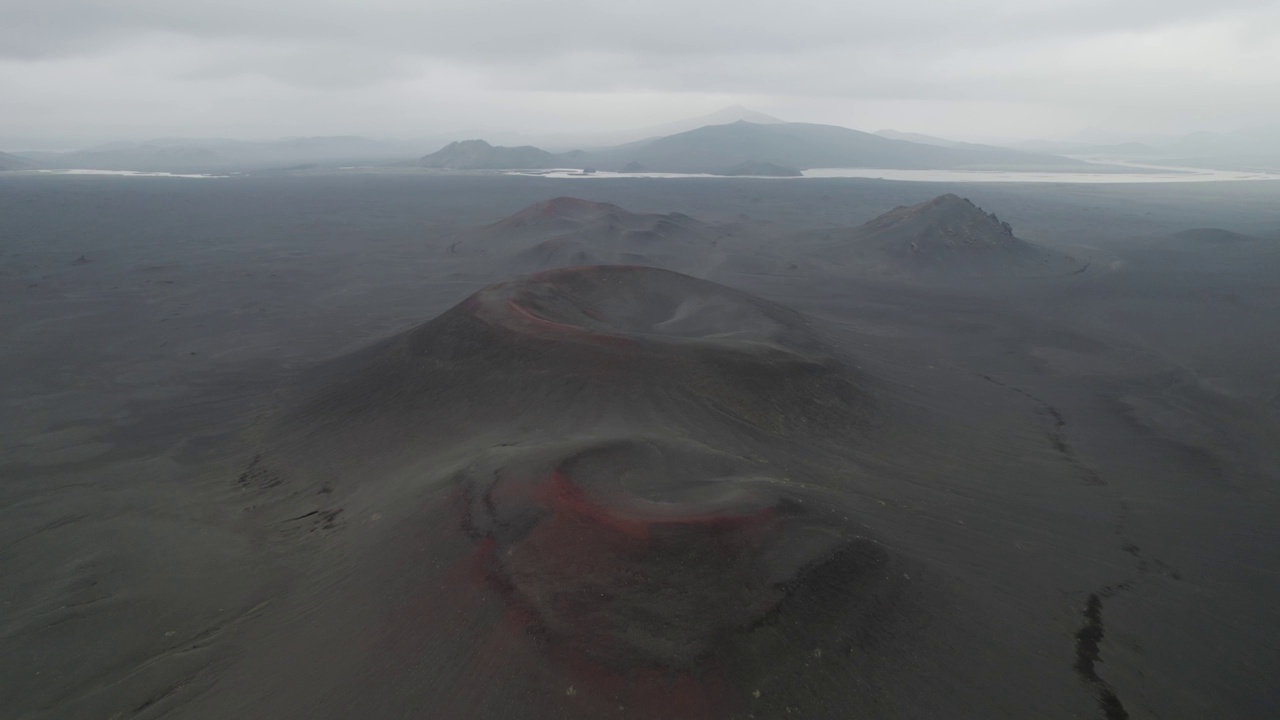 鸟瞰冰岛南部Hnausapollur的火山口火山。视频素材