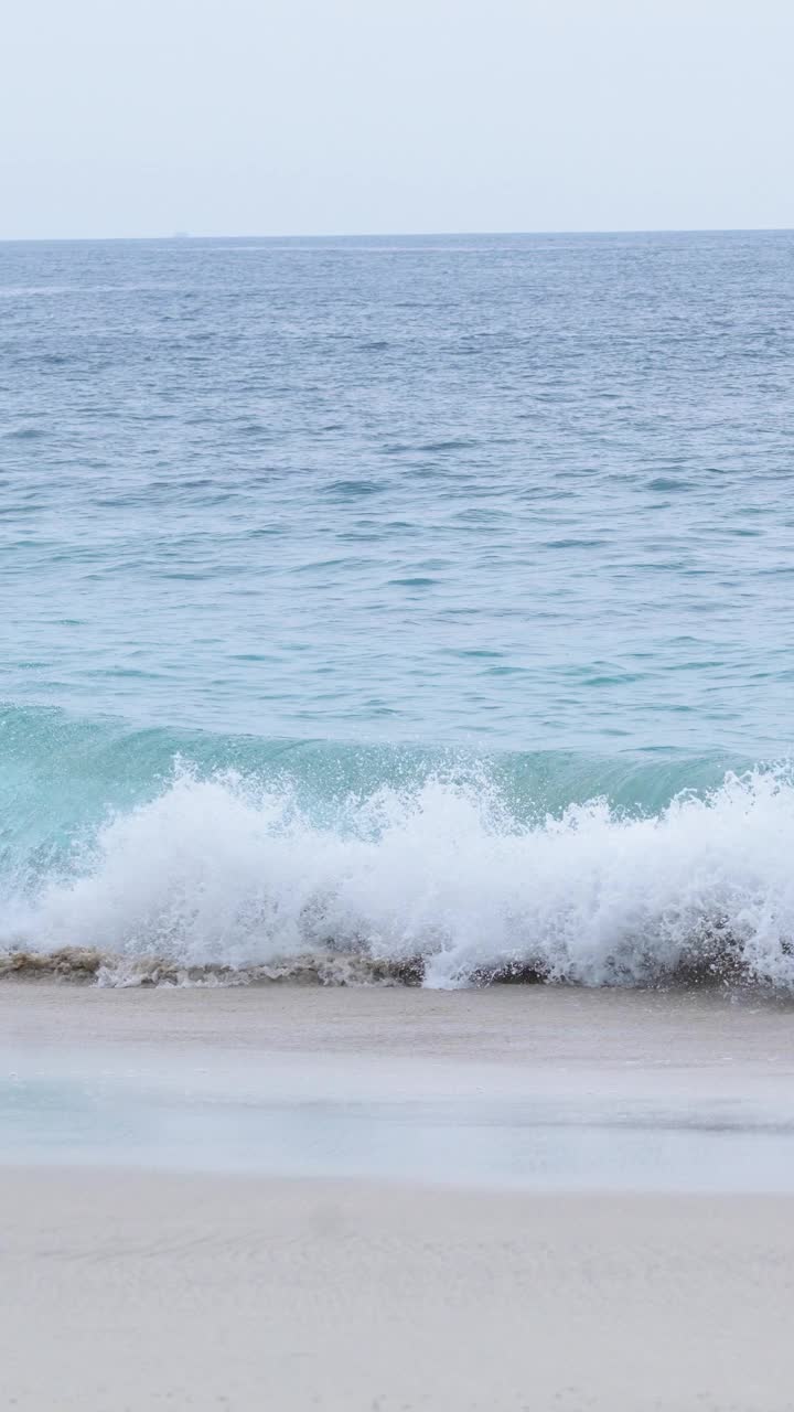 沙滩上的湿沙特写视频素材