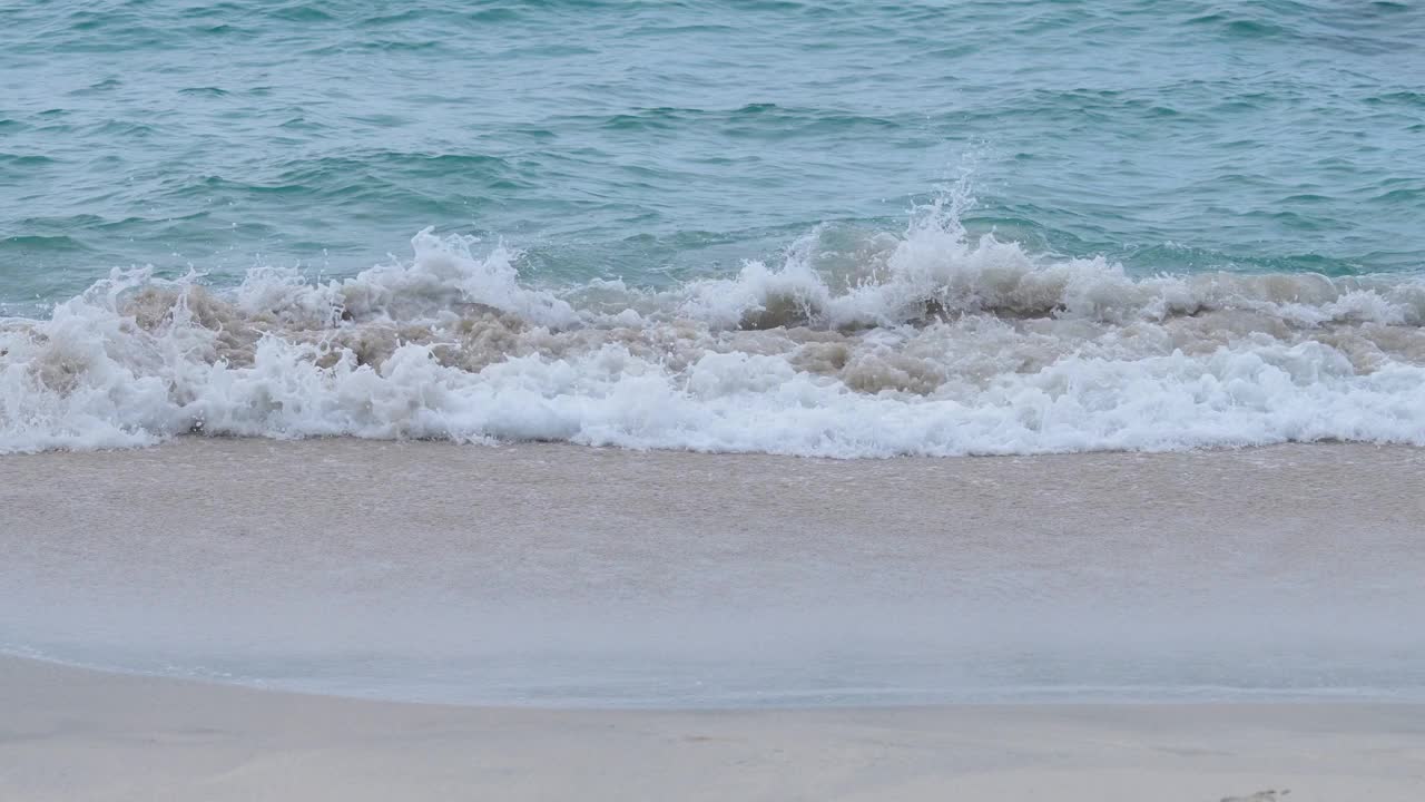 沙滩上的湿沙特写视频素材