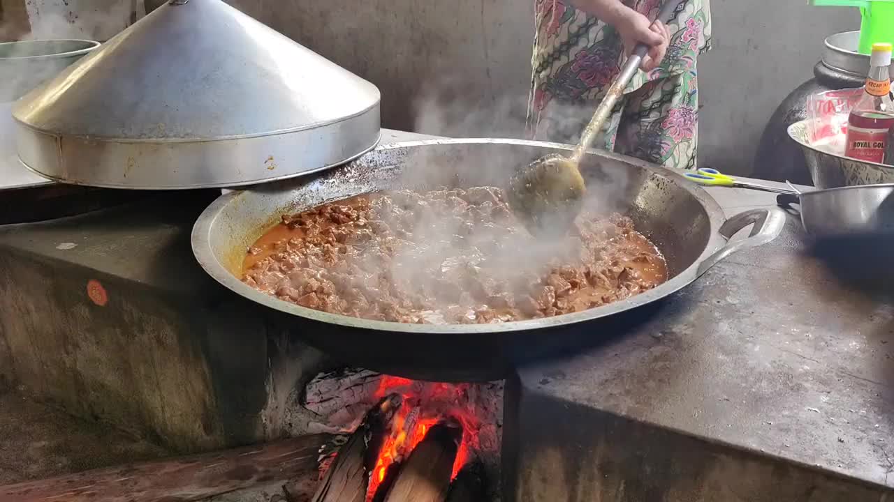 煮肉人当，印尼传统美食。视频素材