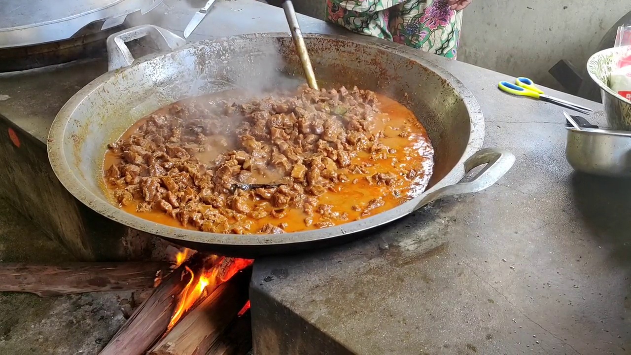 煮肉人当，印尼传统美食。视频下载