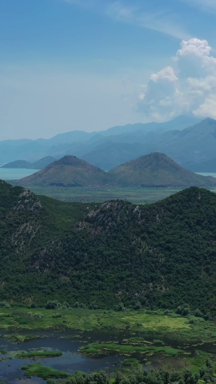 夏季群山之间的斯卡达尔湖视频素材