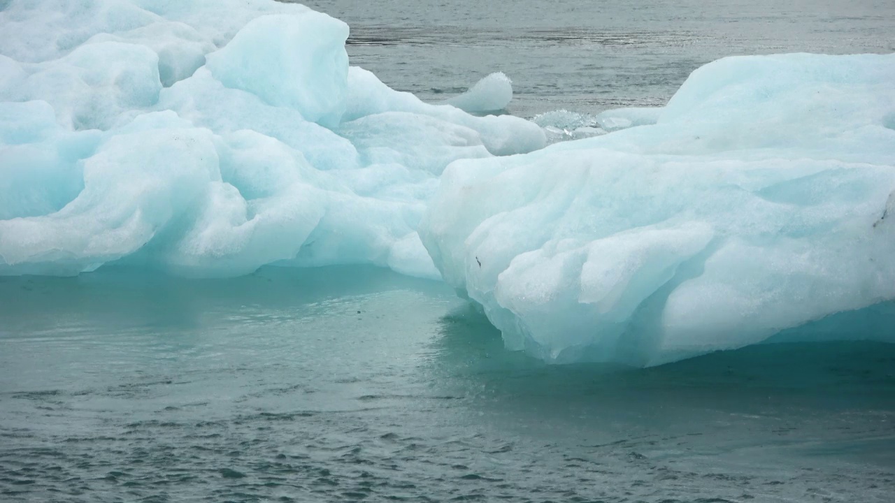 冰岛，Jokulsarlon泻湖，绿松石冰山漂浮在冰岛的冰川泻湖。视频素材