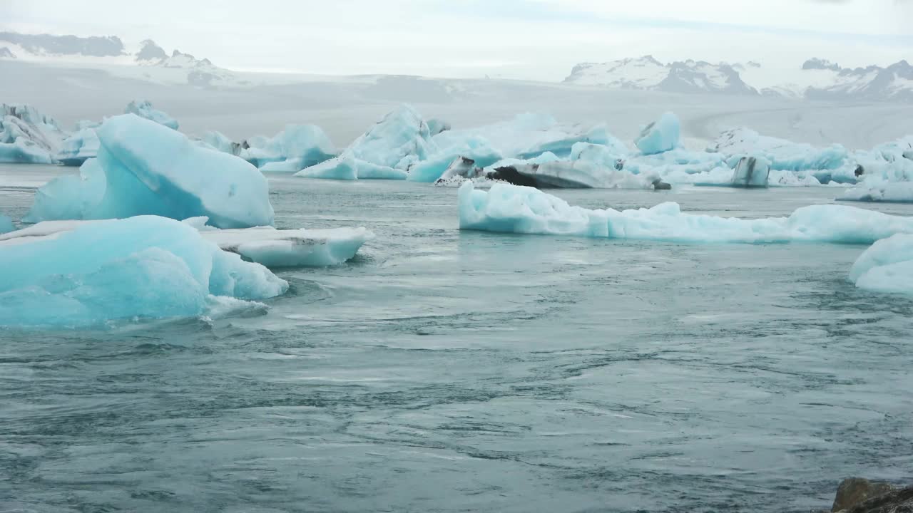 冰岛，Jokulsarlon泻湖，绿松石冰山漂浮在冰岛的冰川泻湖。视频素材