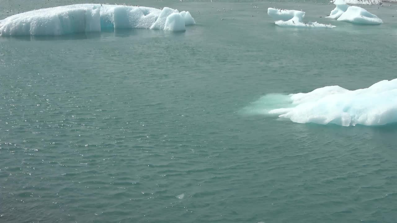 冰岛，Jokulsarlon泻湖，绿松石冰山漂浮在冰岛的冰川泻湖。视频素材