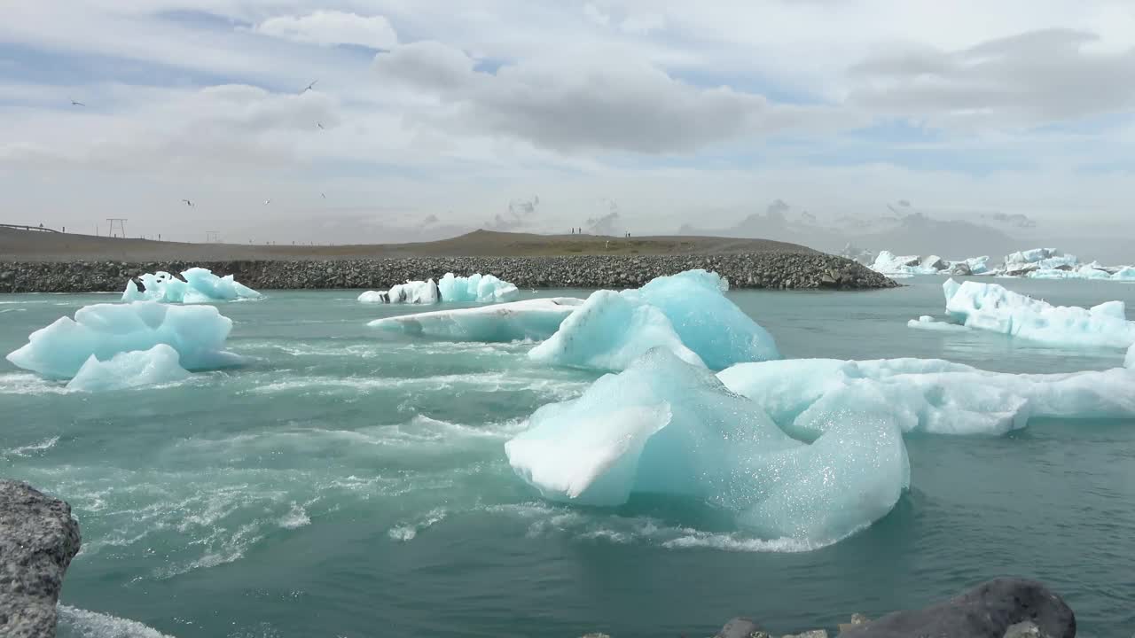 冰岛，Jokulsarlon泻湖，绿松石冰山漂浮在冰岛的冰川泻湖。视频素材