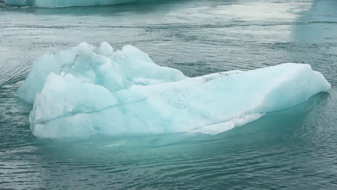 冰岛，Jokulsarlon泻湖，绿松石冰山漂浮在冰岛的冰川泻湖。视频素材