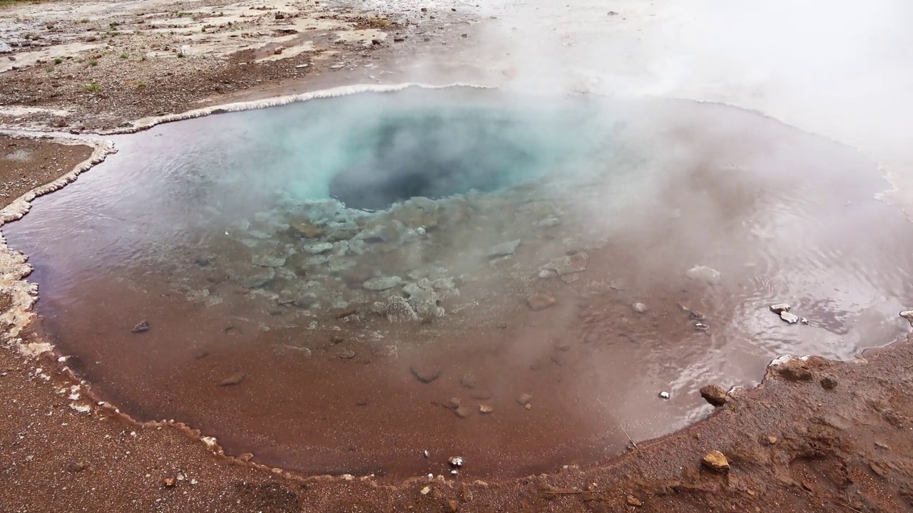 冒着热气的温泉在冰岛的火山硫磺田。视频素材