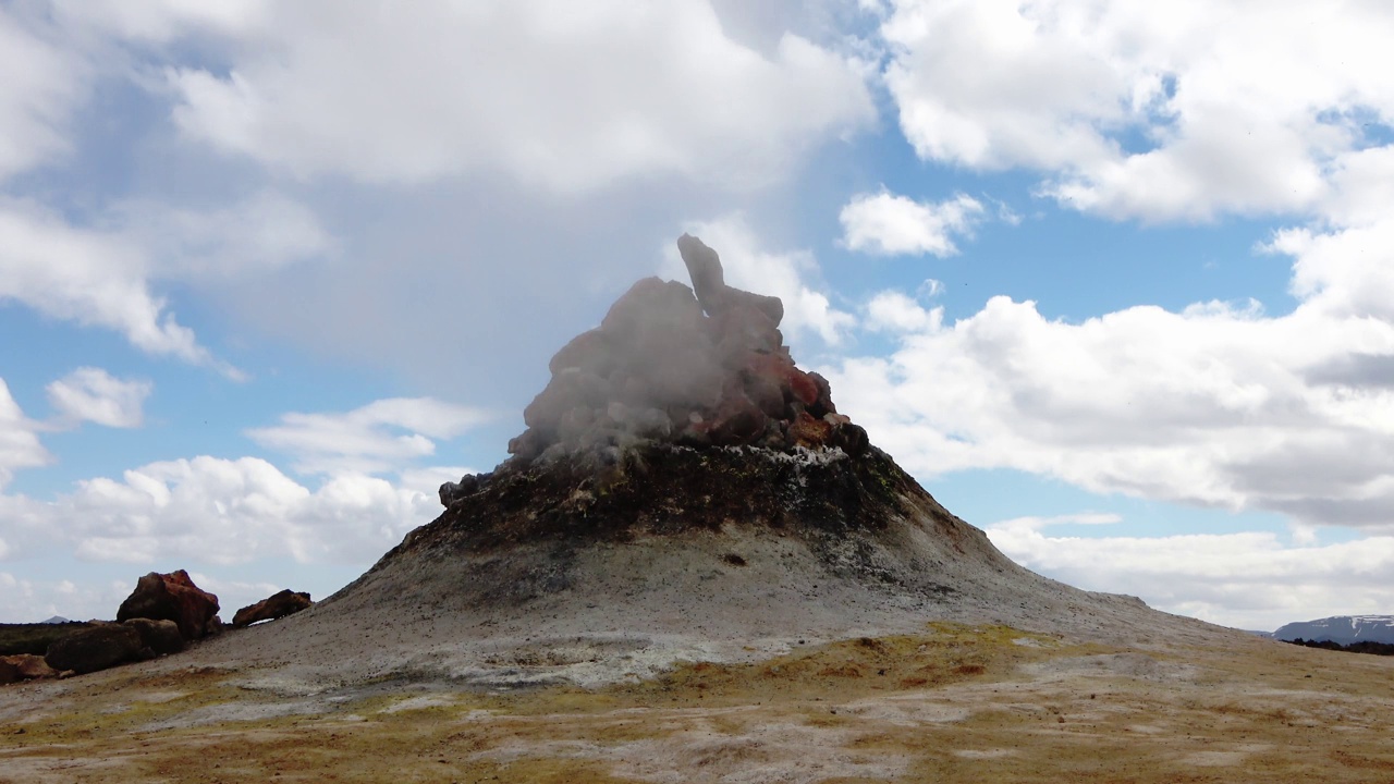 冒着热气的温泉在冰岛的火山硫磺田。视频素材