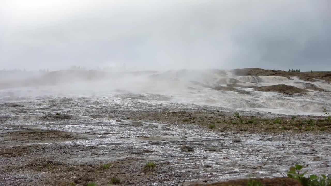 冒着热气的温泉在冰岛的火山硫磺田。视频素材