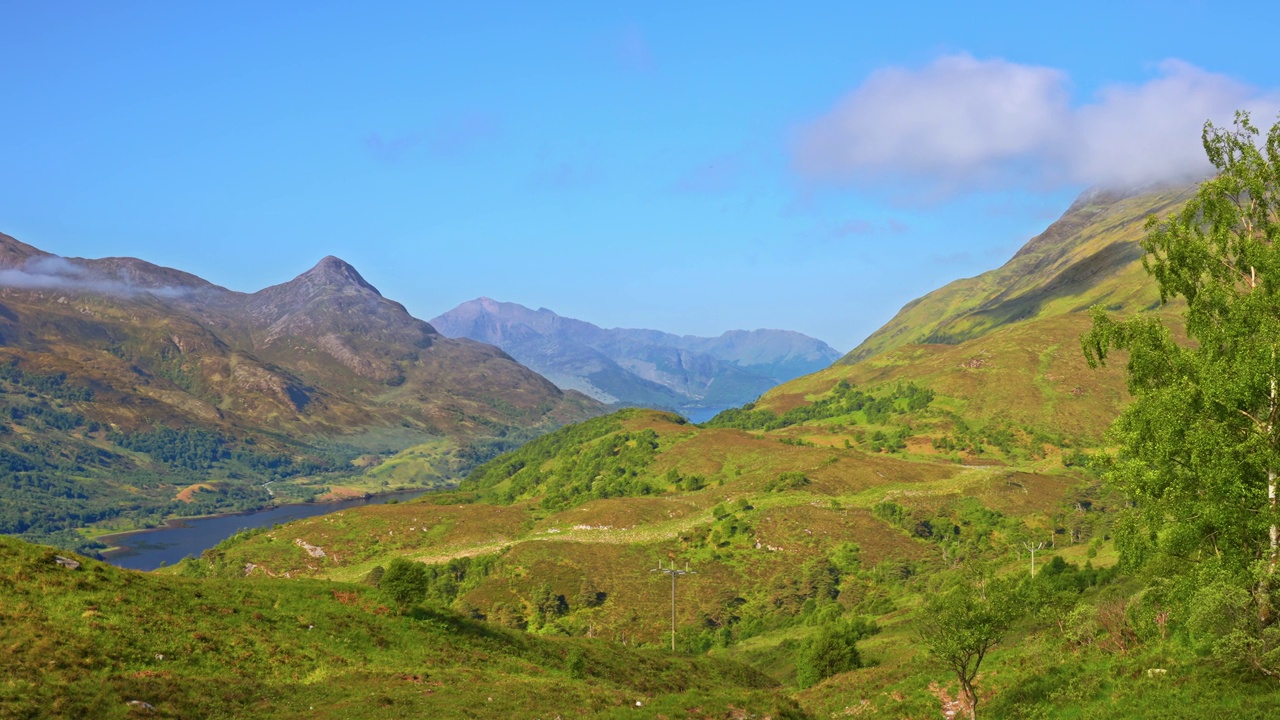 多山的苏格兰高地荒野景观，在一个阳光明媚的夏天清晨沿着西高地路，苏格兰视频素材