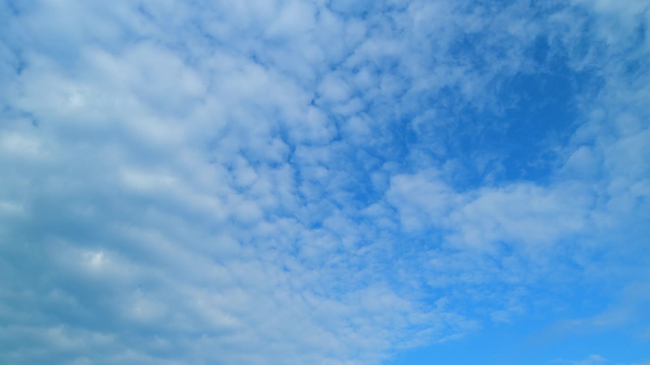 夏天蓝天上飘着蓬松的白云。白云飘过蓝天。时间流逝。视频素材