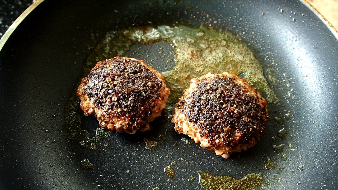 在平底锅里煎肉饼汉堡视频素材