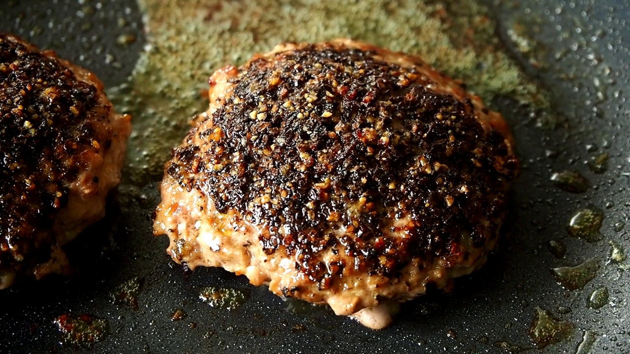 在平底锅里煎肉饼汉堡视频素材