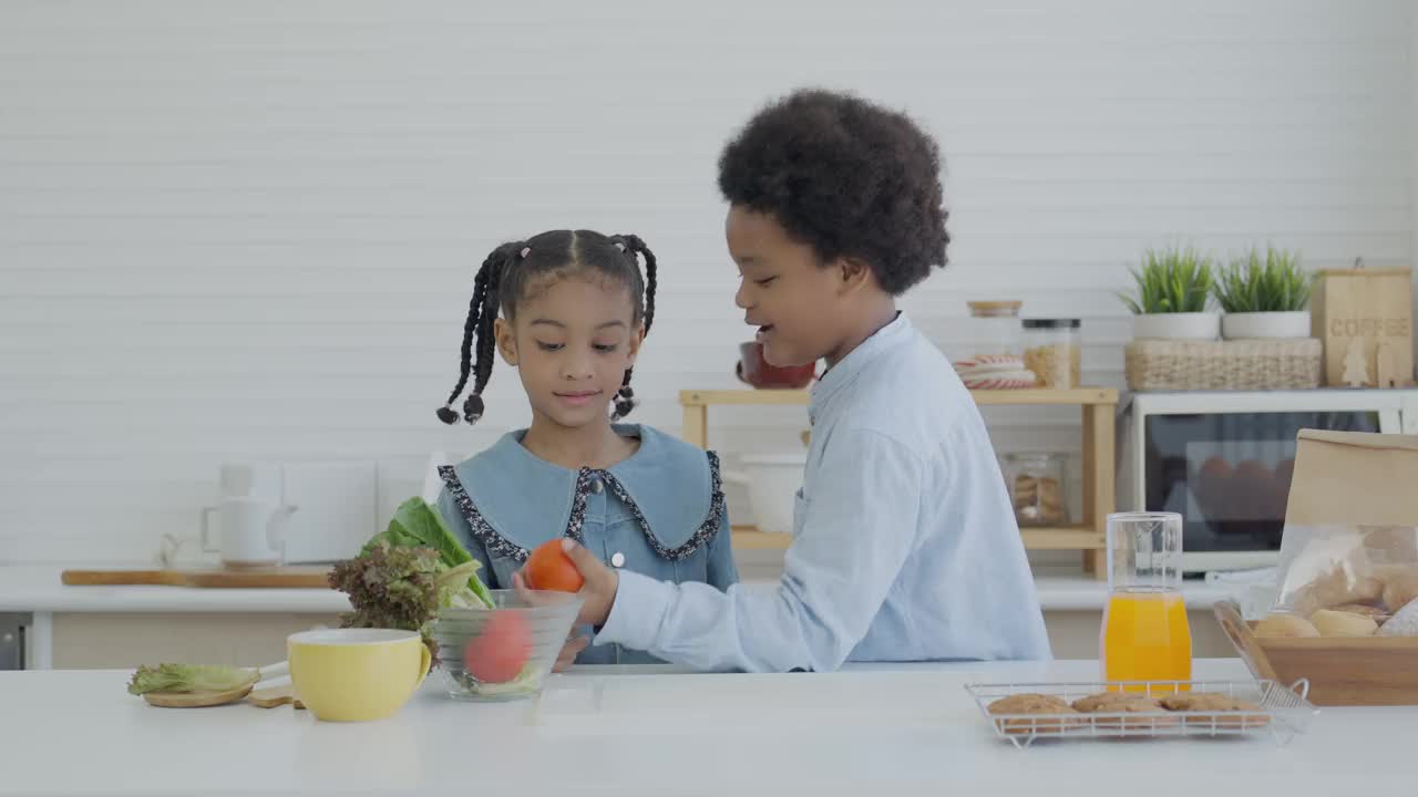 小孩子在厨房做饭。孩子们的生活方式和暑假的室内活动。视频素材