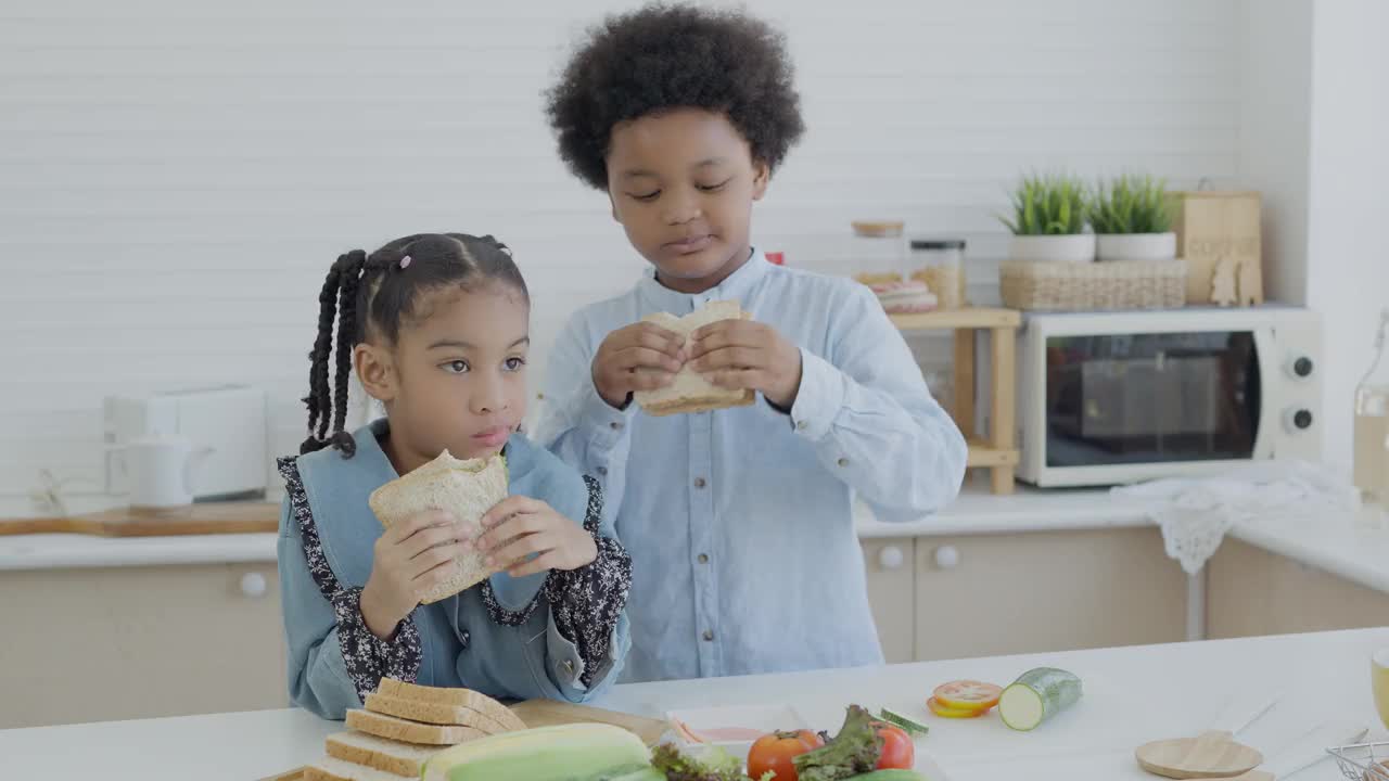 小孩子在厨房做饭。孩子们的生活方式和暑假的室内活动。视频素材