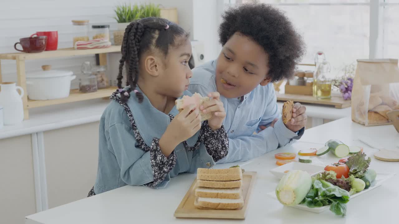 小孩子在厨房做饭。孩子们的生活方式和暑假的室内活动。视频素材