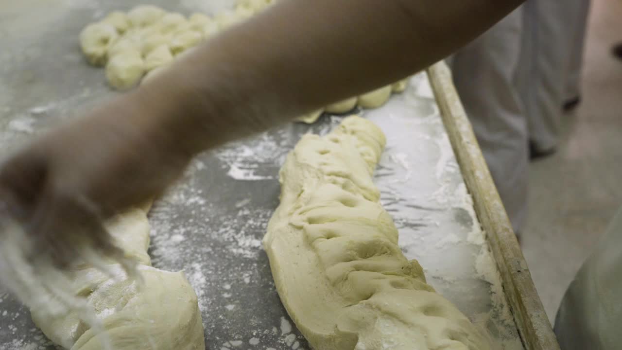 在巴林，一位面包师把面粉放在面团上制作薄饼视频下载