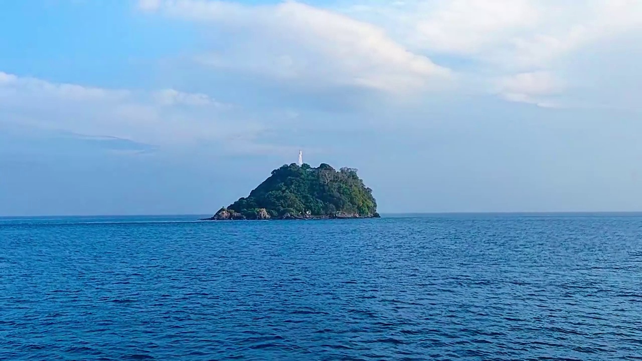 岛在大海中间，天空晴朗，海水碧蓝视频素材