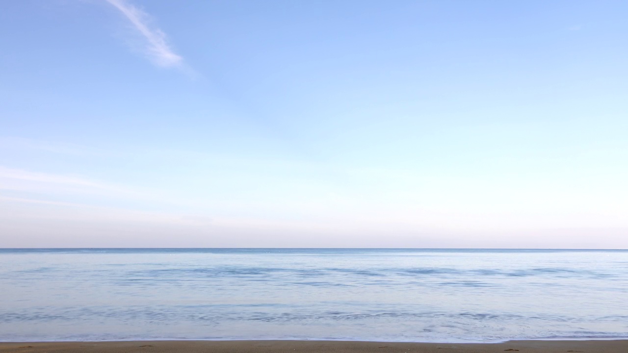 地平线上碧海平静，天空湛蓝。视频素材