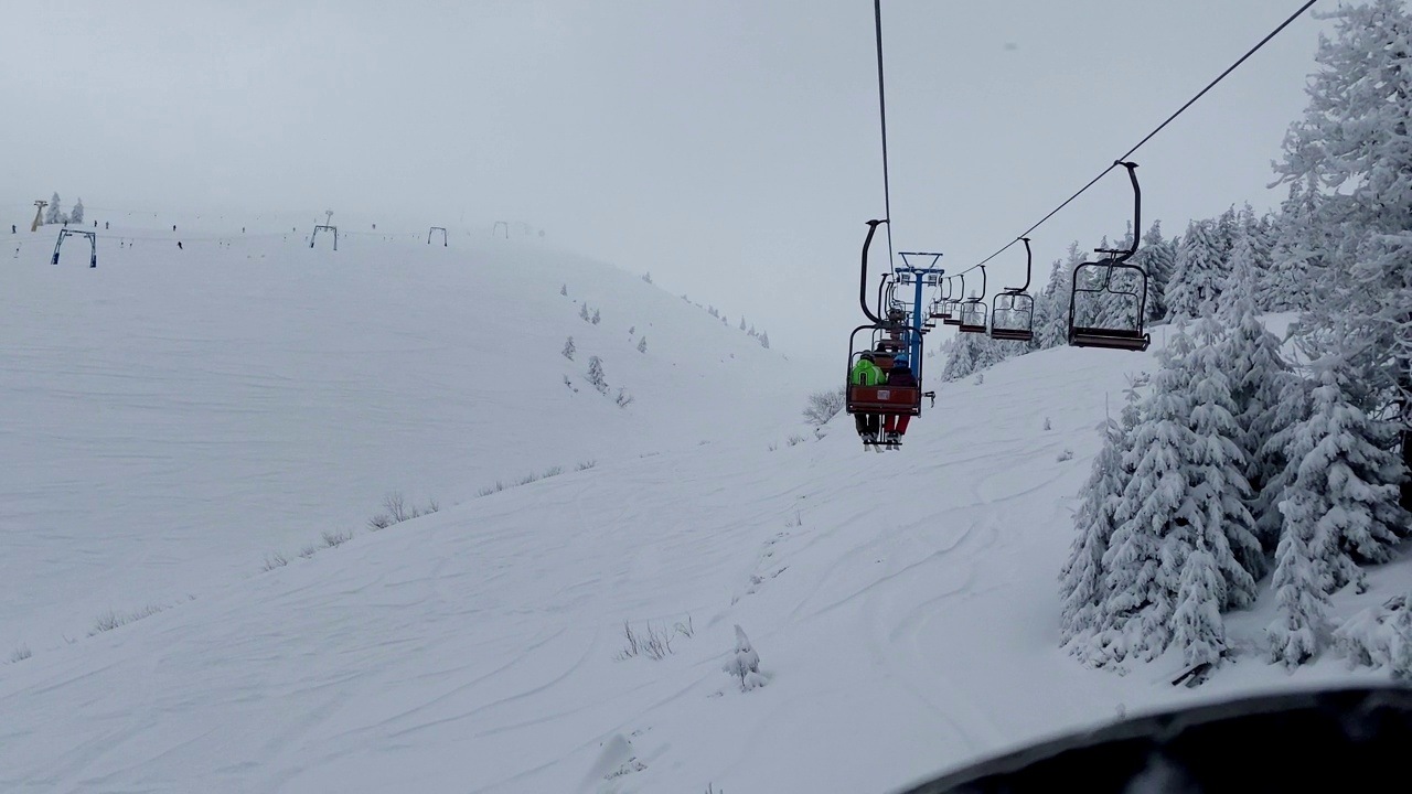 雪天从缆车上俯瞰滑雪胜地视频素材