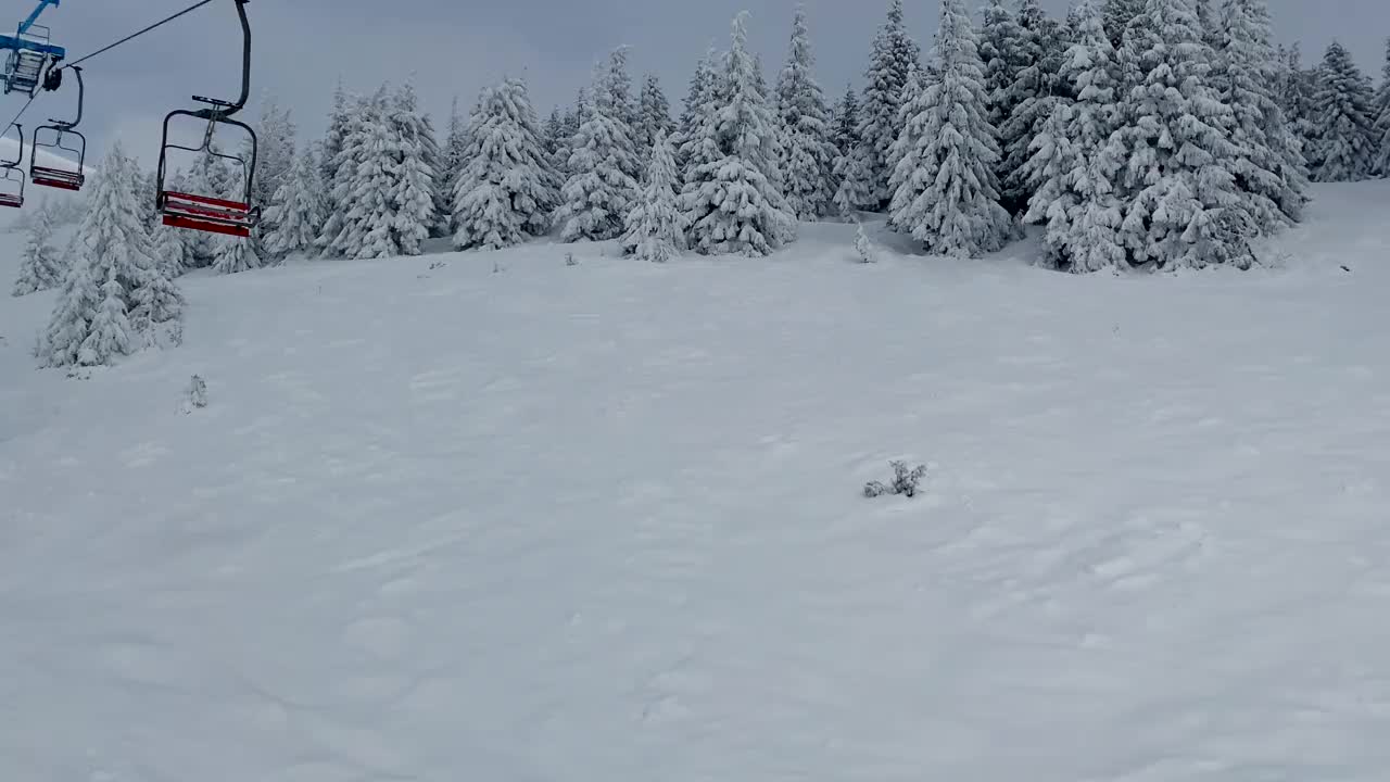 雪天从缆车上俯瞰滑雪胜地视频素材