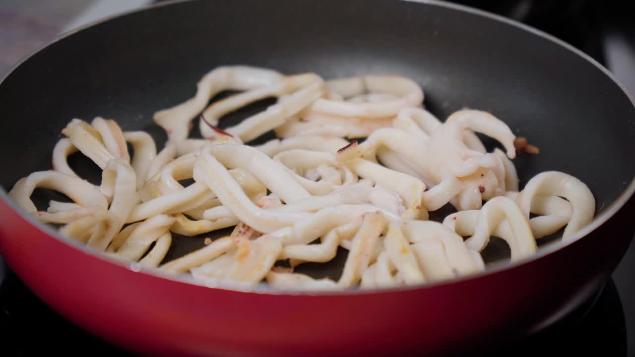 准备一个鱿鱼圈，新鲜海鲜。酮饮食。低蛋白食物视频素材