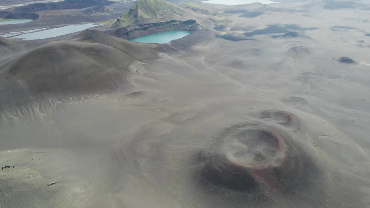 鸟瞰冰岛南部Hnausapollur的火山口火山。视频素材