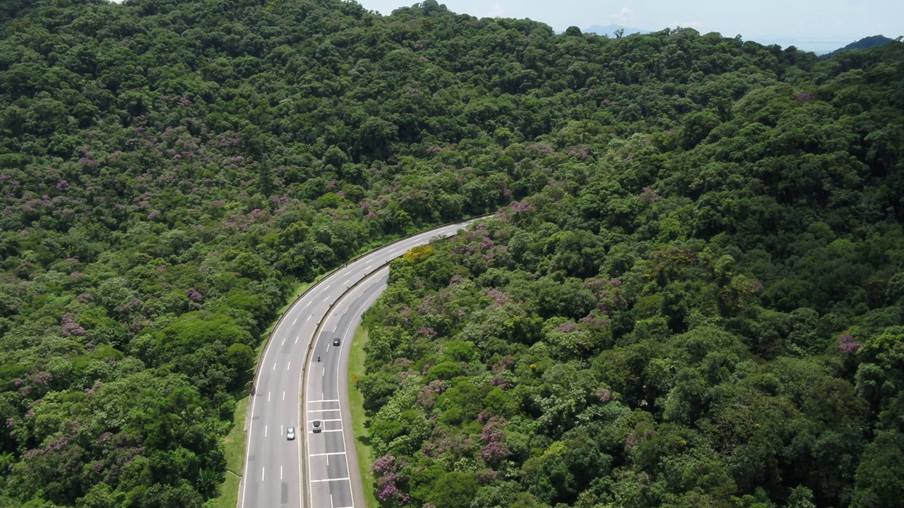 巴西大西洋森林生物群系里吉斯·比腾古公路鸟瞰图。视频素材