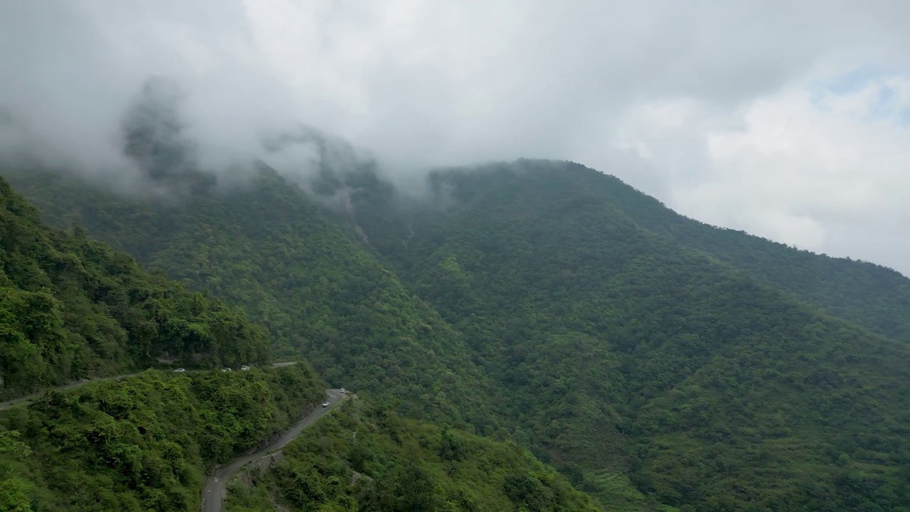 多雾天气时，无人机拍摄的森林山脉视频素材