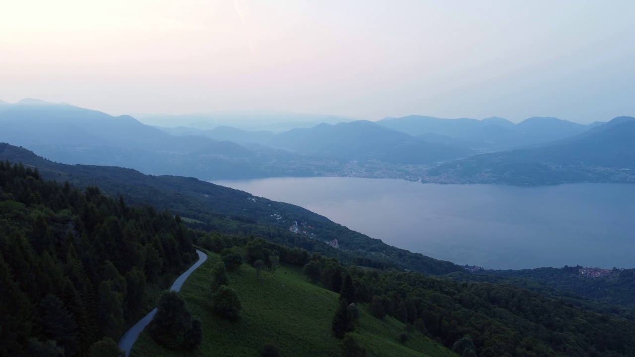 空中景观的绿色森林丘陵与Oggebbio湖景观在日出视频素材